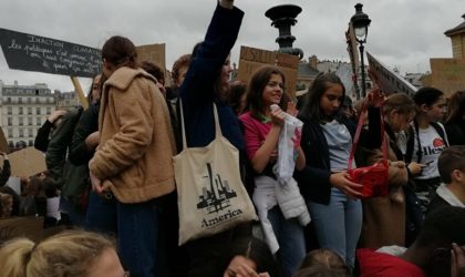 Paris : des centaines d’étudiants font la queue pour une distribution alimentaire