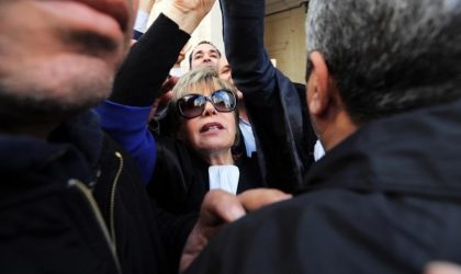 Assoul prise à partie par des partisans du FIS à sa sortie du tribunal d’Alger