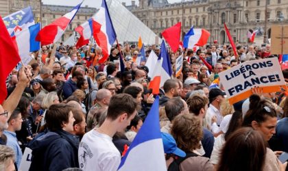 Les manifestations s’intensifient à travers le monde contre le pass vaccinal