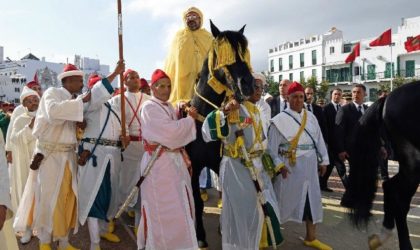 Des Marocains en colère jettent des pierres sur un poster du roi