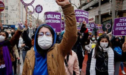 La police turque disperse violemment une manifestation contre la violence à l’égard des femmes