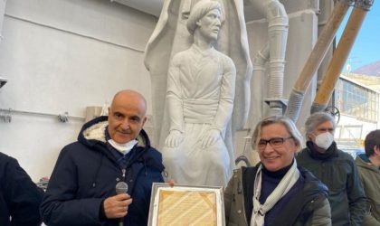 La statue du personnage historique algéro-italien Ali Bitchin en route vers Alger