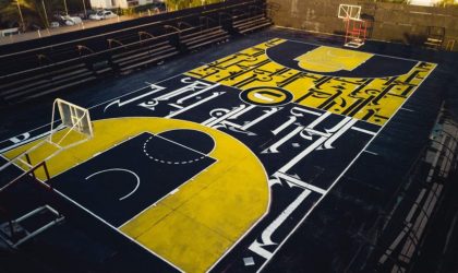 L’artiste urbain Sneak transforme un terrain de basket-ball en œuvre d’art