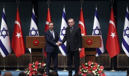 Les Turcs enlèvent le drapeau israélien suite à la visite d’Isaac Herzog