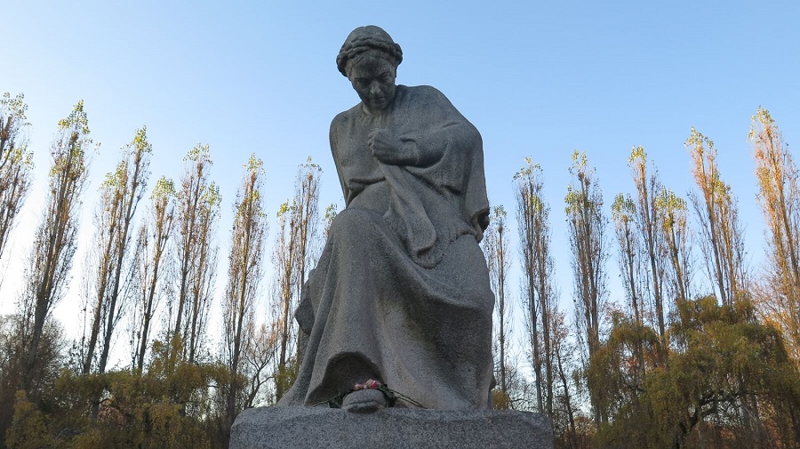 Un monument aux soldats soviétiques à Chrzowice, Pologne, détruit