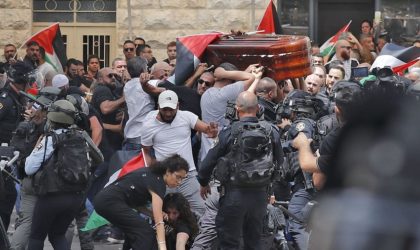 La police sioniste attaque le cortège funèbre de la journaliste Shireen Abu Aqleh