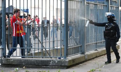 Les «hooligans-bleus» de Macron chargent brutalement les supporteurs anglais