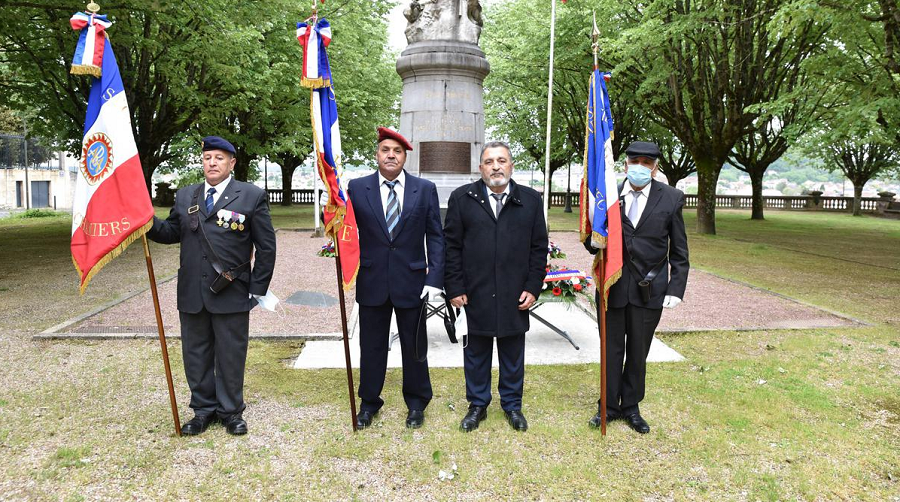 Pin's Drapeau Algérie flottant - Algérien