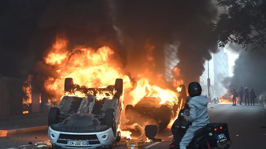 La France flambe : les quartiers populaires consumés par la rage autodestructrice