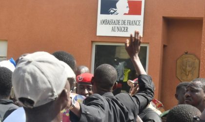 Les habitants de Niamey tiennent un sit-in devant l’ambassade de France