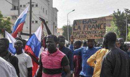 L’empereur Macron menace les manifestants nigériens de répression violente
