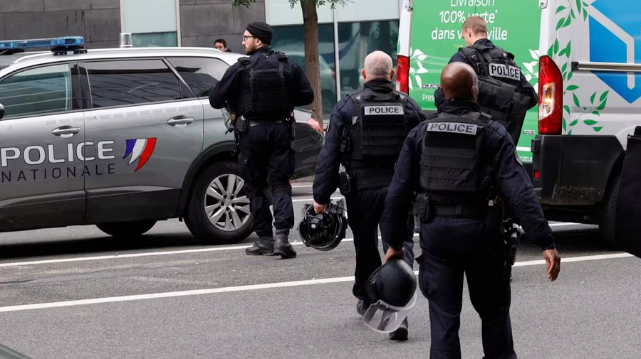 police femme musulmane Paris
