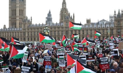 Des manifestants bloquent l’entrée de l’usine d’armes israélienne Rafael, à Newcastle