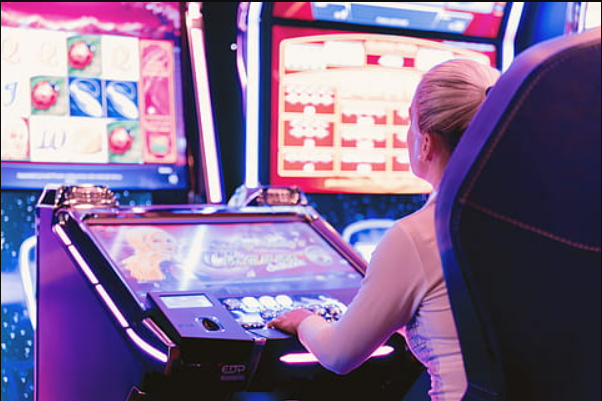 Une jeune fille jouant aux machines à sous dans un casino terrestre