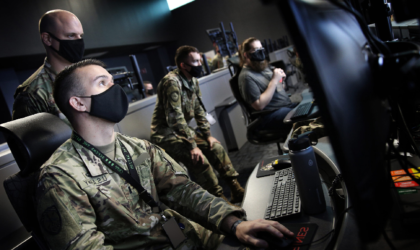 La cyber-guerre américaine : ingérence numérique, espionnage et fake news