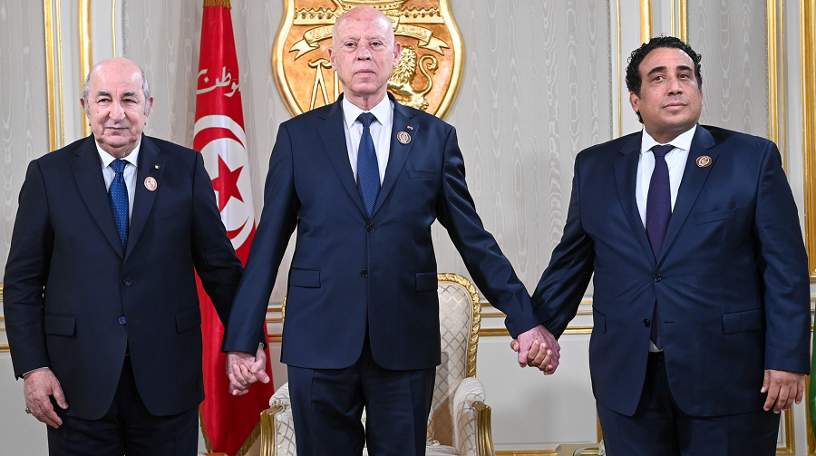 La réunion entre les présidents algérien, tunisien et libyen à Tunis vue de Paris