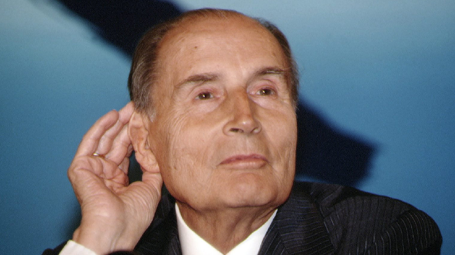 Quand François Mitterrand jurait de «récupérer l’Algérie sans payer un sou»