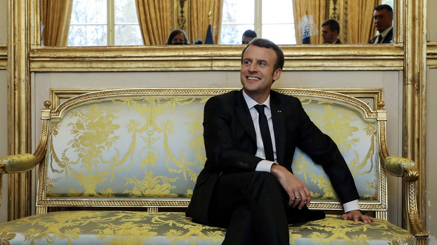 Macron III : vers la Sixième République ou la monarchie moderne ?