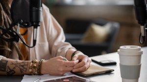 Comment devenir un spécialiste des relations publiques en 2025 : mini-guide