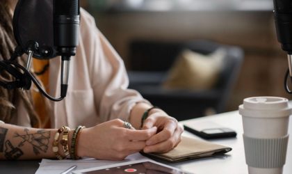 Comment devenir un spécialiste des relations publiques en 2025 : mini-guide