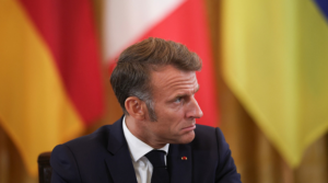 L’Algérie observe la France jouer à la roulette russe et viser son propre pied