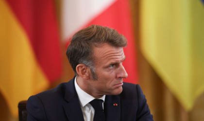 L’Algérie observe la France jouer à la roulette russe et viser son propre pied
